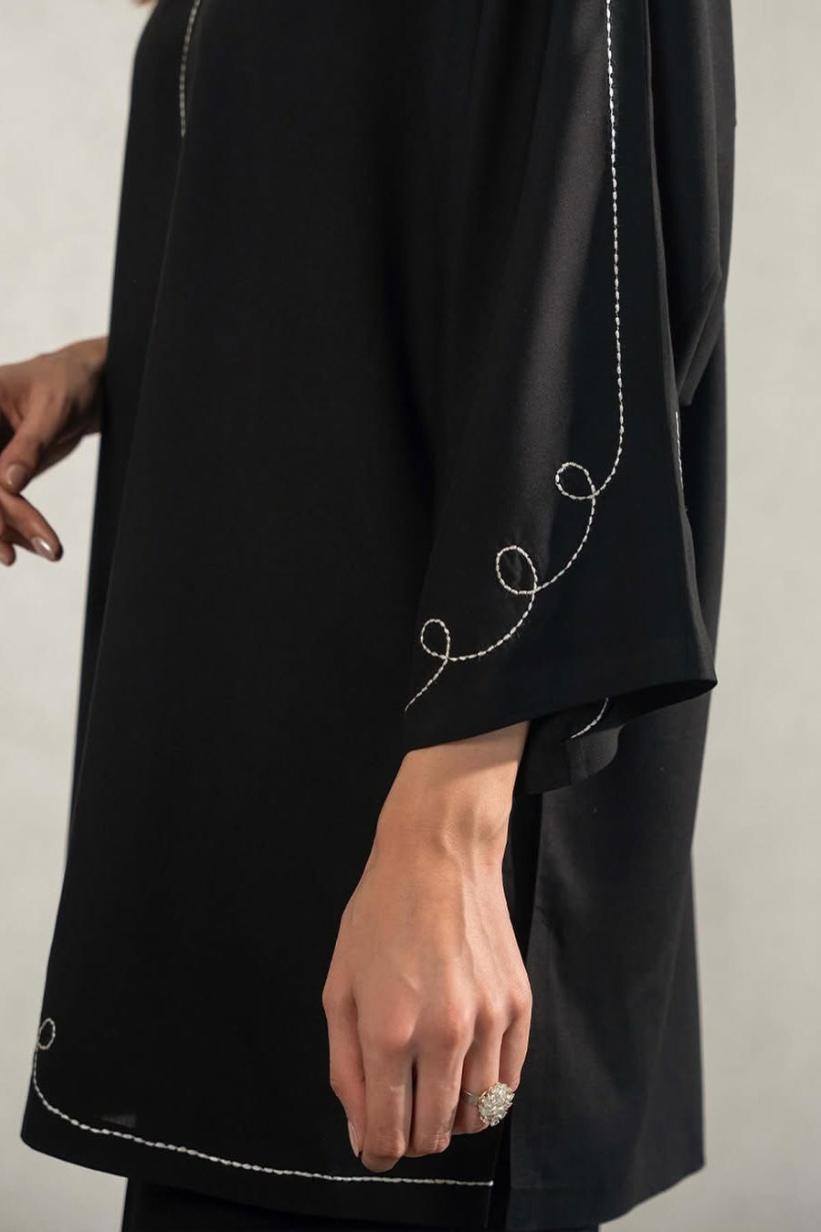 Stylish-Black-Outfit_trendy-Two-Piece-Set-for-Modern-Women-7