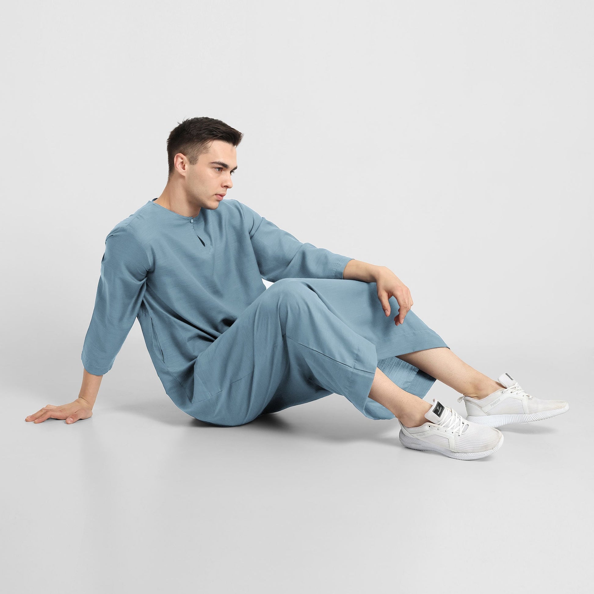 Mens Blue long sleeve thobe with mandarin collar and side pockets