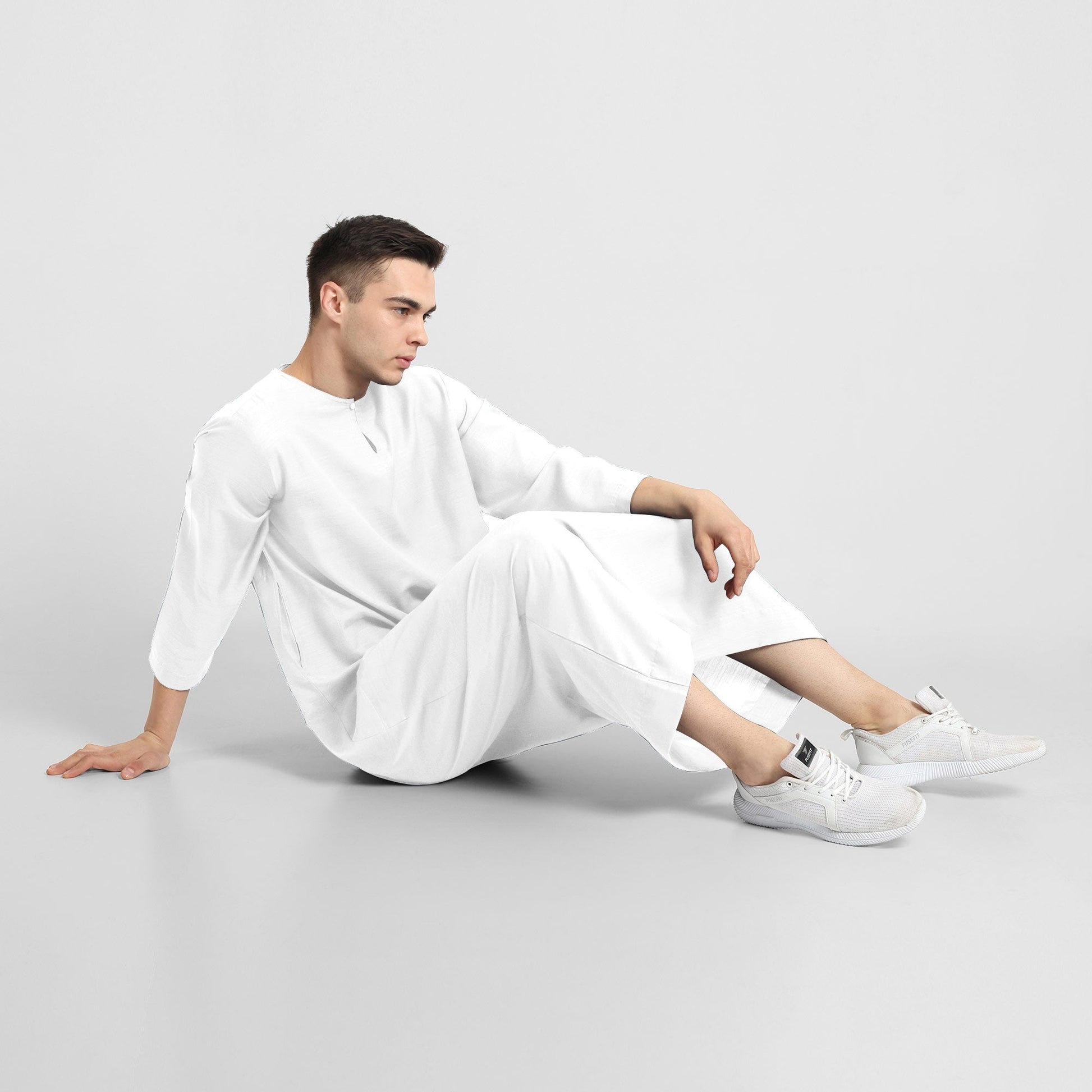 Mens White long sleeve thobe with mandarin collar and side pockets